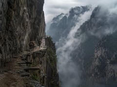 社交媒体帖子 - 雾霭悬崖骡道