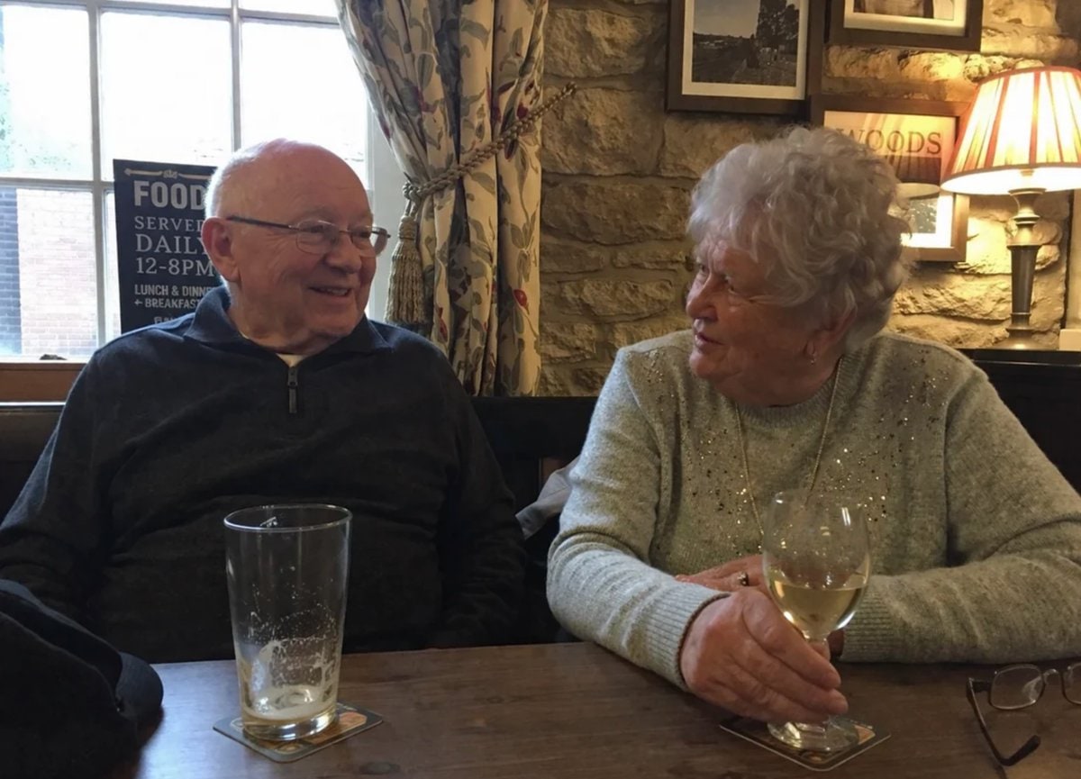 温馨酒馆里的老年夫妇